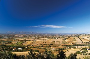 Veduta aerea della campagna Maceratese fino ai Monti Sibillini. (foto Roberto Postacchini)